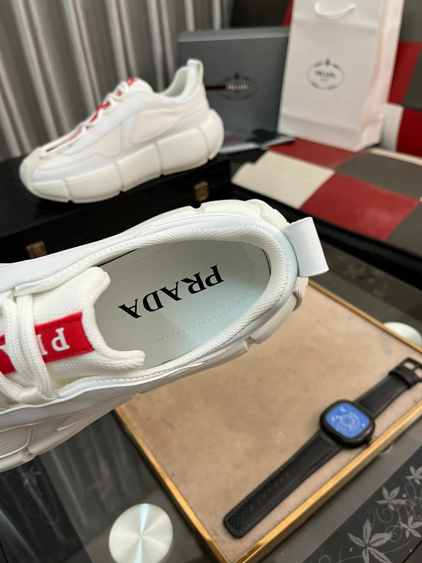 Men's shoes 💰540⌚️⌚️ PRADA/Prada men's lace-up casual sports shoes, the upper is made of cowhide leather and breathable mesh. It is soft, comfortable and breathable. The tongue is decorated with the PRADA brand letter logo. The thick rubber sole echoes the red label tongue. The style is fashionable and elegant. The details are carefully crafted. A super fashionable casual sports shoe with excellent breathability!  Size: 38-443️⃣Colors available